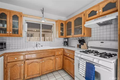 Kitchen - 6285 Conifer, Wrightwood, CA 92397 photo 3 of 4