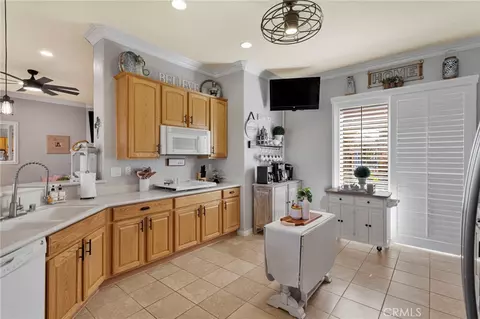 Kitchen - 10927 Katepwa St, Apple Valley, CA 92308 photo 3 of 4