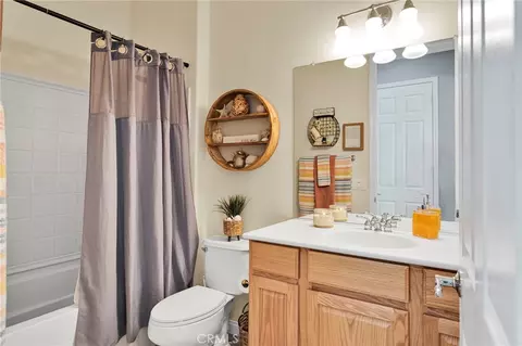 Bath - 10927 Katepwa St, Apple Valley, CA 92308 photo 4 of 5