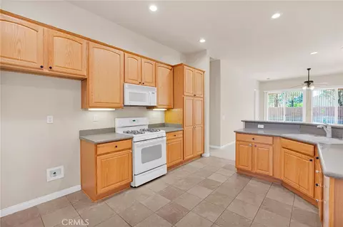 Kitchen - 10461 Bridge Hvn, Apple Valley, CA 92308 photo 3 of 5