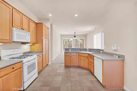 Kitchen - 10461 Bridge Hvn, Apple Valley, CA 92308 photo 4 of 5