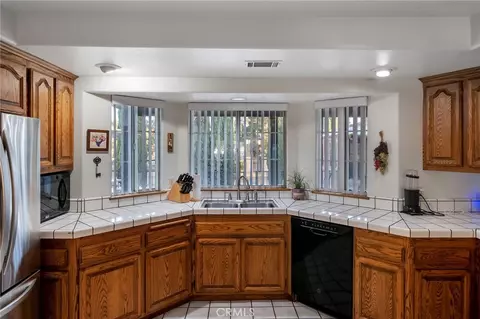 Kitchen - 11631 Whitehaven, Oak Hills, CA 92344 photo 3 of 6