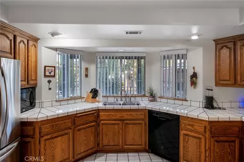 Kitchen - 11631 Whitehaven, Oak Hills, CA 92344 photo 3 of 7