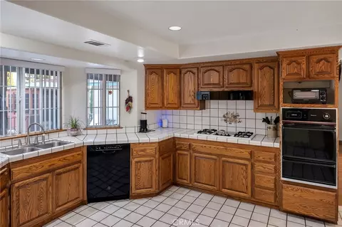 Kitchen - 11631 Whitehaven, Oak Hills, CA 92344 photo 4 of 6