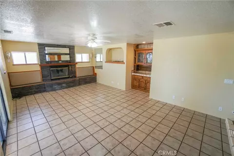 Living - 18633 Kamana, Apple Valley, CA 92307 photo 5 of 9