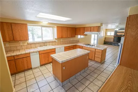 Kitchen - 18633 Kamana, Apple Valley, CA 92307 photo 1 of 4