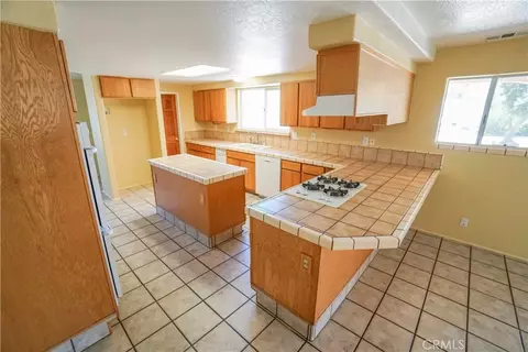 Kitchen - 18633 Kamana, Apple Valley, CA 92307 photo 3 of 4