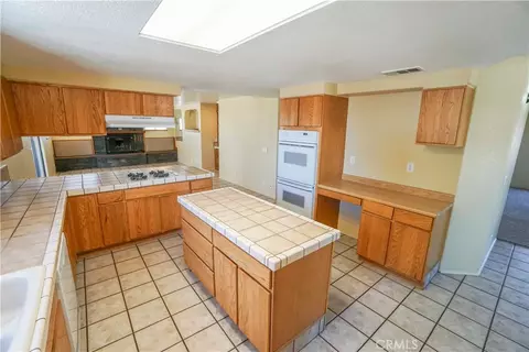 Kitchen - 18633 Kamana, Apple Valley, CA 92307 photo 2 of 4