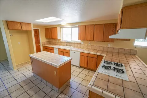 Kitchen - 18633 Kamana, Apple Valley, CA 92307 photo 4 of 4