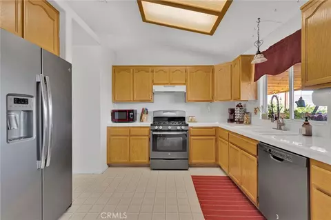 Kitchen - 19147 Yucca St, Hesperia, CA 92345 photo 3 of 4