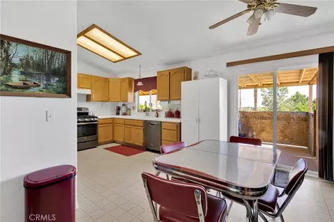 Kitchen - 19147 Yucca St, Hesperia, CA 92345 photo 4 of 4
