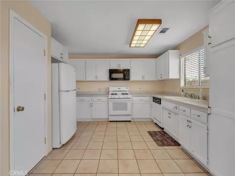 Kitchen - 21693 Wren, Apple Valley, CA 92308 photo 1 of 2