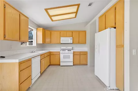 Kitchen - 7335 Dayton Ave, Hesperia, CA 92345 photo 2 of 4