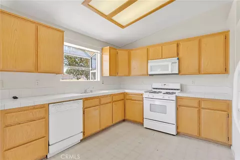 Kitchen - 7335 Dayton Ave, Hesperia, CA 92345 photo 3 of 4