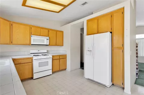 Kitchen - 7335 Dayton Ave, Hesperia, CA 92345 photo 4 of 4