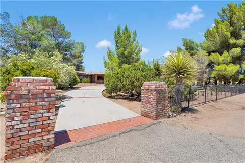 Exterior - 19955 Chickasaw Rd, Apple Valley, CA 92307 photo 7 of 7