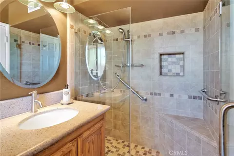 Bath - 19955 Chickasaw Rd, Apple Valley, CA 92307 photo 4 of 5