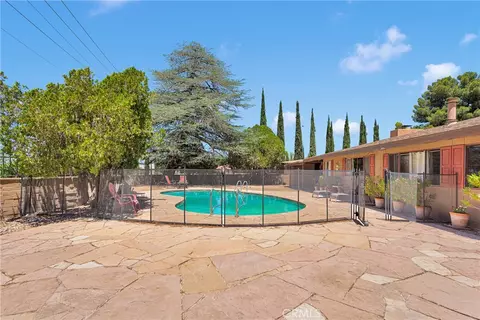 Exterior - 19955 Chickasaw Rd, Apple Valley, CA 92307 photo 6 of 7