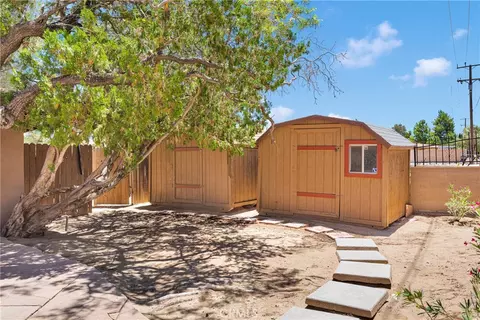 Exterior - 19955 Chickasaw Rd, Apple Valley, CA 92307 photo 4 of 7
