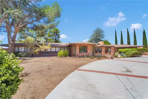 Exterior - 19955 Chickasaw Rd, Apple Valley, CA 92307 photo 2 of 7