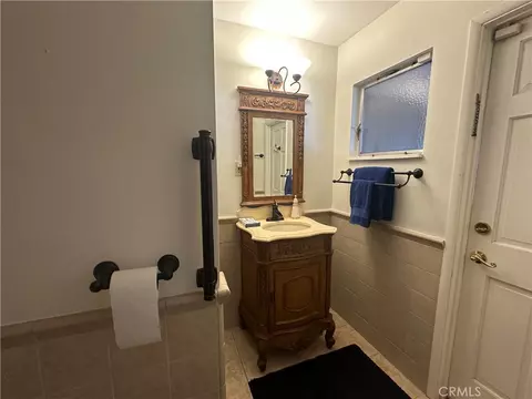Bath - 19955 Chickasaw Rd, Apple Valley, CA 92307 photo 5 of 5