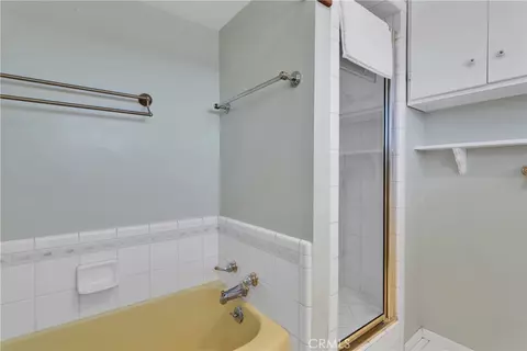 Bath - 19955 Chickasaw Rd, Apple Valley, CA 92307 photo 2 of 5