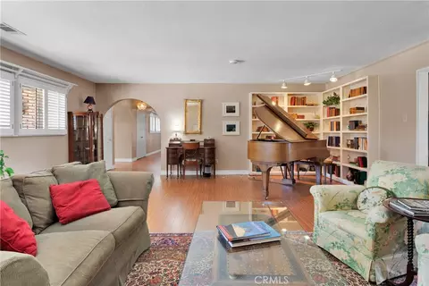Living - 19955 Chickasaw Rd, Apple Valley, CA 92307 photo 4 of 6
