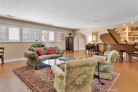 Living - 19955 Chickasaw Rd, Apple Valley, CA 92307 photo 3 of 6
