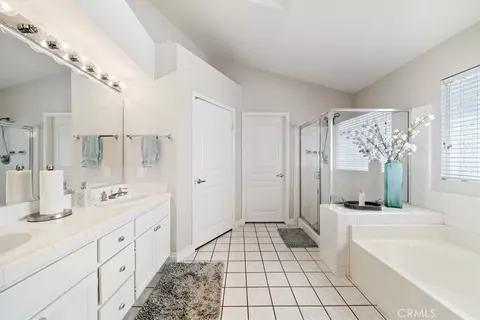 Bath - 11574 Mountain Mdw, Apple Valley, CA 92308 photo 3 of 4