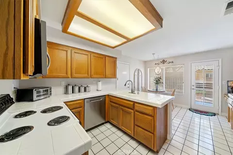 Kitchen - 11574 Mountain Mdw, Apple Valley, CA 92308 photo 1 of 4