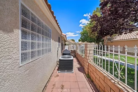 Exterior - 11574 Mountain Mdw, Apple Valley, CA 92308 photo 9 of 12