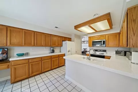 Kitchen - 11574 Mountain Mdw, Apple Valley, CA 92308 photo 3 of 4