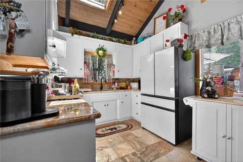 Kitchen - 1488 Linnet, Wrightwood, CA 92397 photo 5 of 5