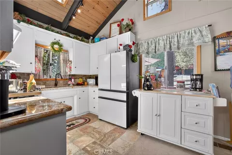 Kitchen - 1488 Linnet, Wrightwood, CA 92397 photo 4 of 5
