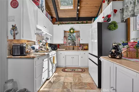 Kitchen - 1488 Linnet, Wrightwood, CA 92397 photo 1 of 5
