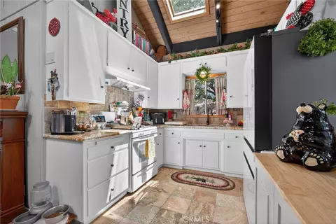 Kitchen - 1488 Linnet, Wrightwood, CA 92397 photo 3 of 5