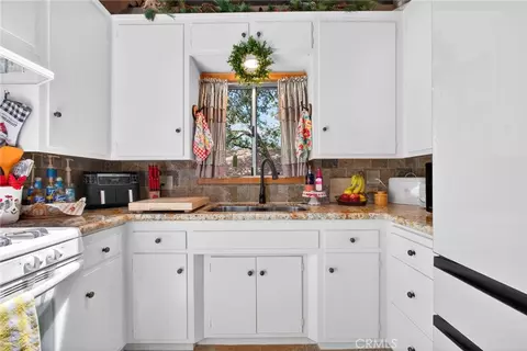 Kitchen - 1488 Linnet, Wrightwood, CA 92397 photo 2 of 5