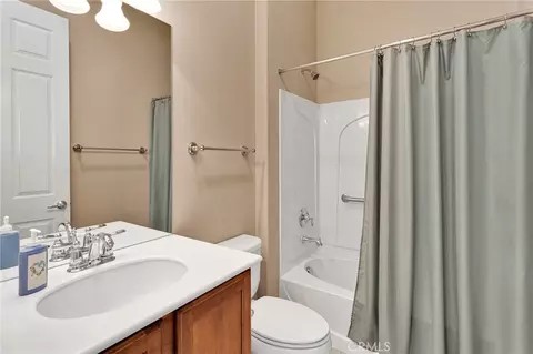 Bath - 10149 Darby Rd, Apple Valley, CA 92308 photo 3 of 4