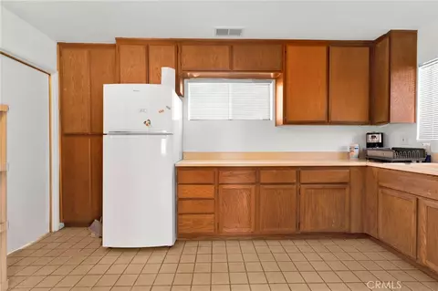 Kitchen - 20430 Rancherias, Apple Valley, CA 92307 photo 5 of 6