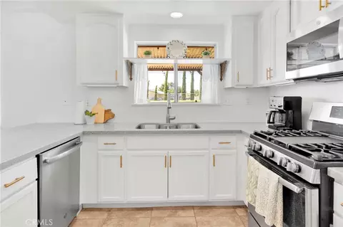 Kitchen - 22672 El Centro Rd, Apple Valley, CA 92307 photo 2 of 4