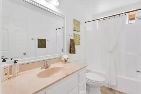Bath - 22672 El Centro Rd, Apple Valley, CA 92307 photo 1 of 3