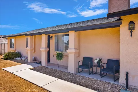Exterior - 22672 El Centro Rd, Apple Valley, CA 92307 photo 6 of 8