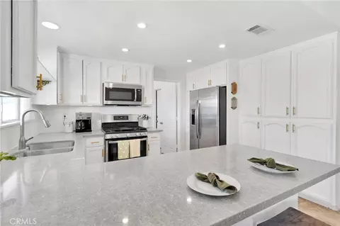 Kitchen - 22672 El Centro Rd, Apple Valley, CA 92307 photo 3 of 4
