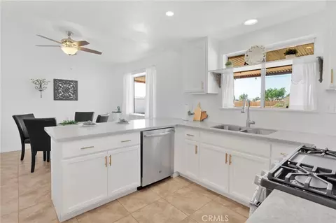 Kitchen - 22672 El Centro Rd, Apple Valley, CA 92307 photo 4 of 4
