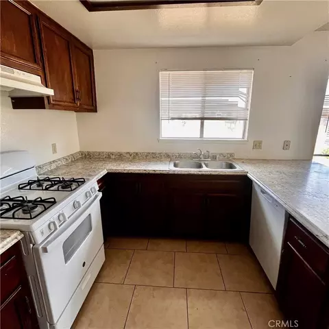 Kitchen - 15375 Cheyenne Rd, Apple Valley, CA 92307 photo 3 of 5