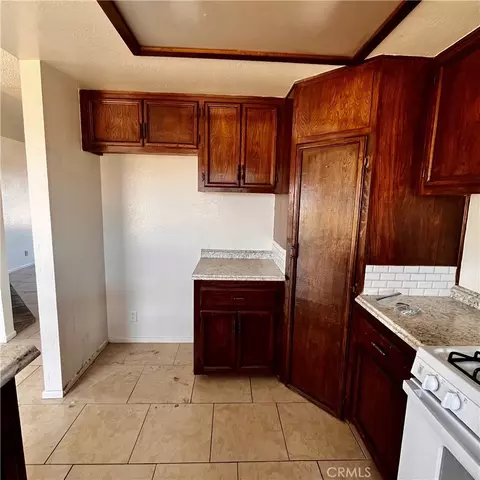 Kitchen - 15375 Cheyenne Rd, Apple Valley, CA 92307 photo 2 of 5
