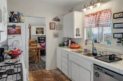 Kitchen - 32720 Carnelian, Lucerne Valley, CA 92356 photo 2 of 2