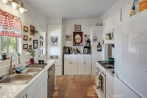Kitchen - 32720 Carnelian, Lucerne Valley, CA 92356 photo 1 of 2