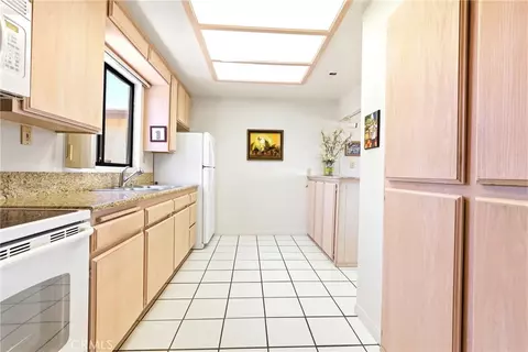 Kitchen - 25274 Skyline, Apple Valley, CA 92308 photo 3 of 5
