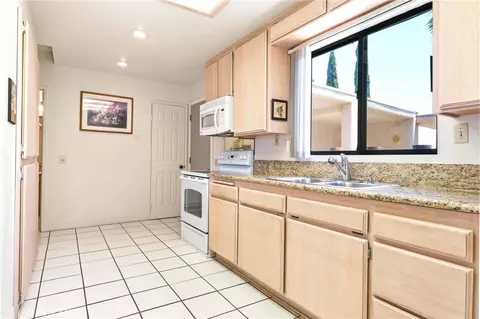Kitchen - 25274 Skyline, Apple Valley, CA 92308 photo 5 of 5
